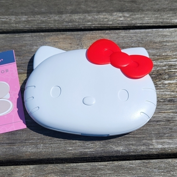 Hello Kitty Ultra Bright LED Magnifying Compact Mirror - Picture 2 of 7
